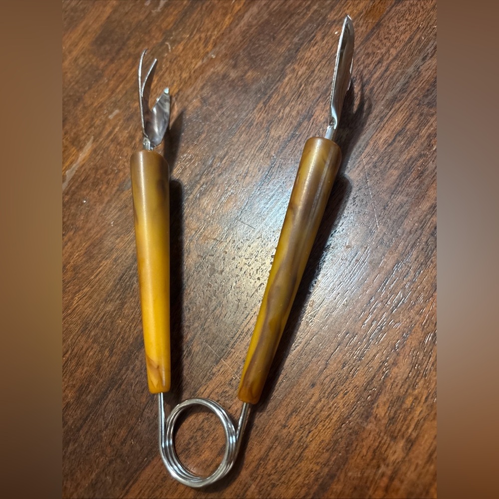 Vintage Bakelite Handle Butterscotch Swirl Clawed Ice Tongs Bar Tool 7" MCM Era - Picture 2 of 5